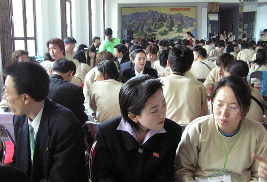 금강산 김정숙 휴양소에서 진행된 남북 공동오찬에서 남북 대학생들은 서로에 대한 궁금증으로 얘기꽃을 피웠다 